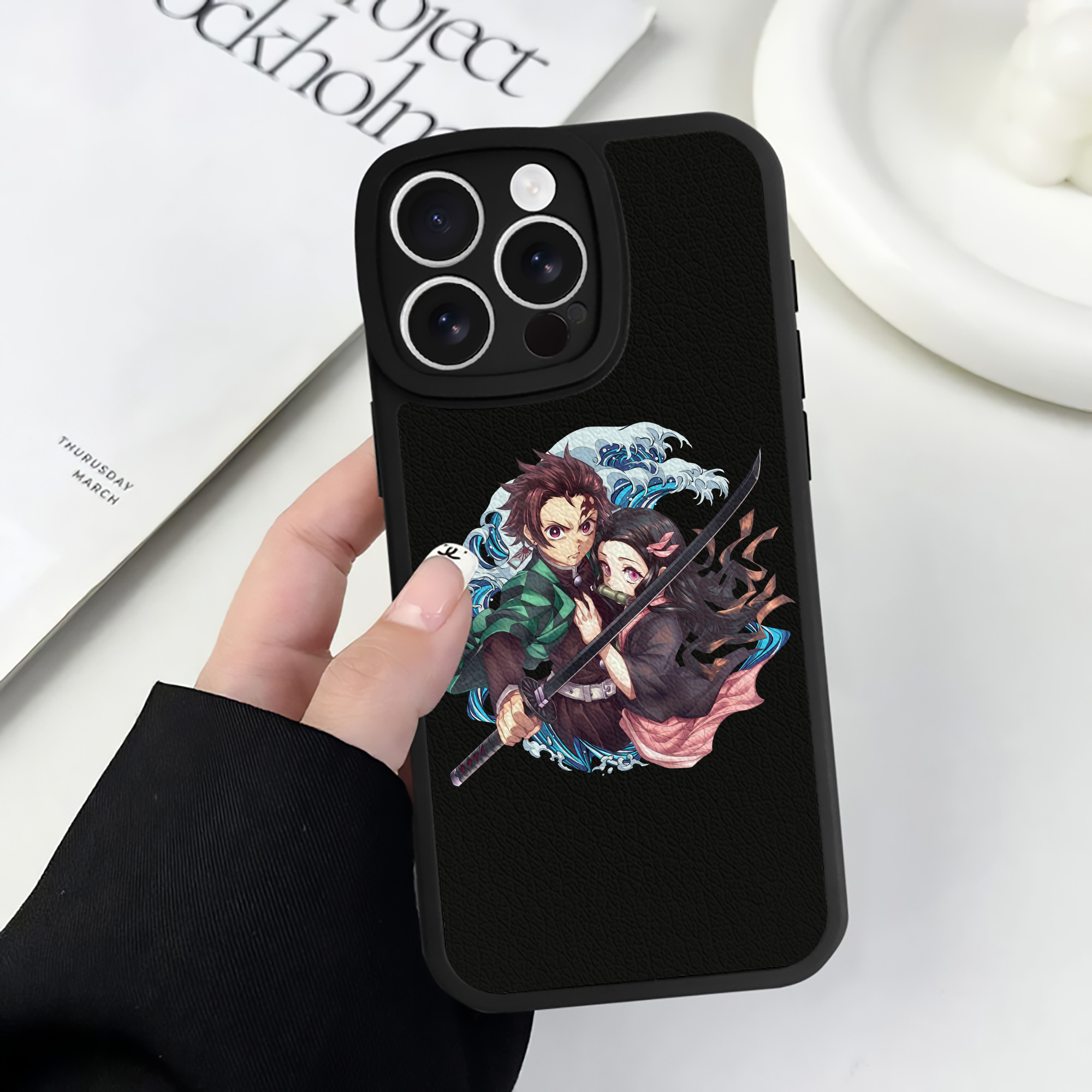 （画像用） 鬼滅の刃（きめつのやいば）竈門 禰󠄀豆子／かまど ねずこ Kamado Nezuko 【iPhone 16シリーズ対応】シリコンスマホケース（レザー調） 材質：シリコン